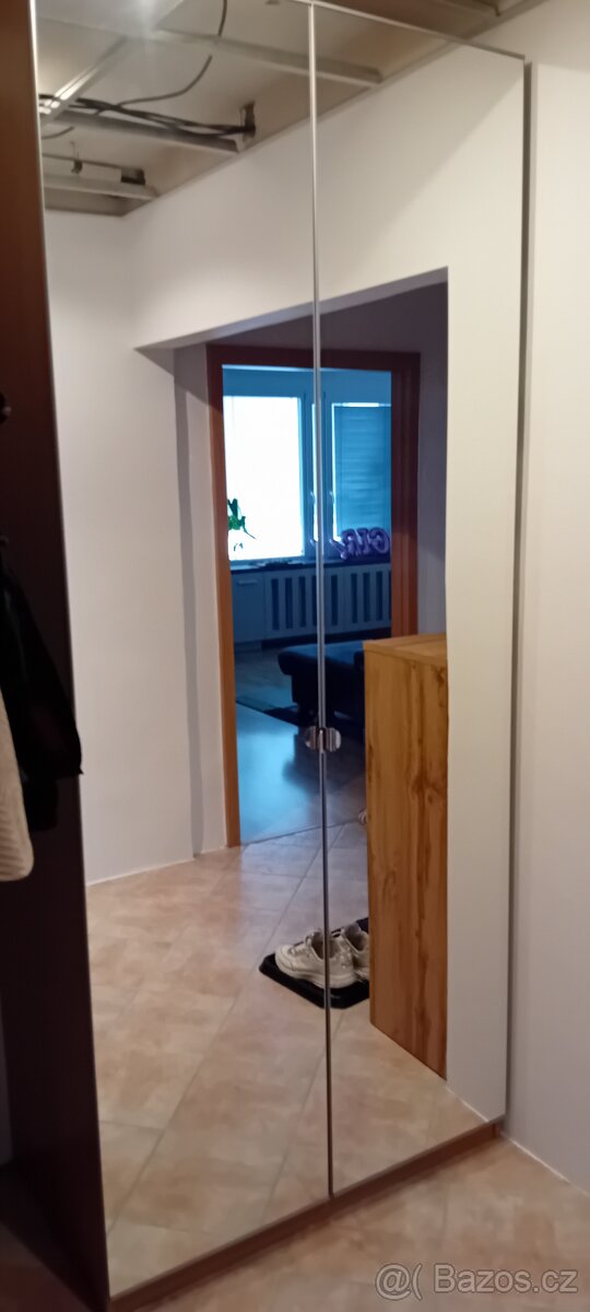 Zrkadlová skriňa Ikea
