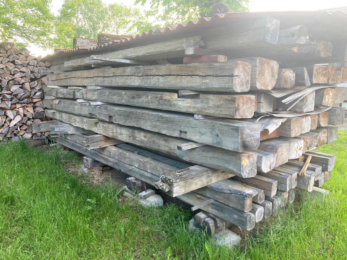 Staré trámy ručně tesané