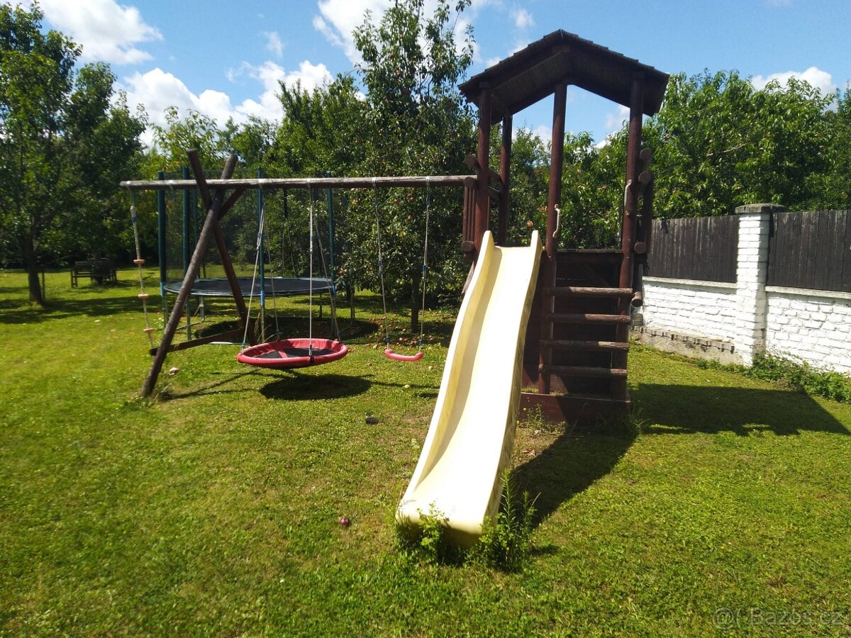 Dětské hřiště s domečkem a pískovištěm na zahradu