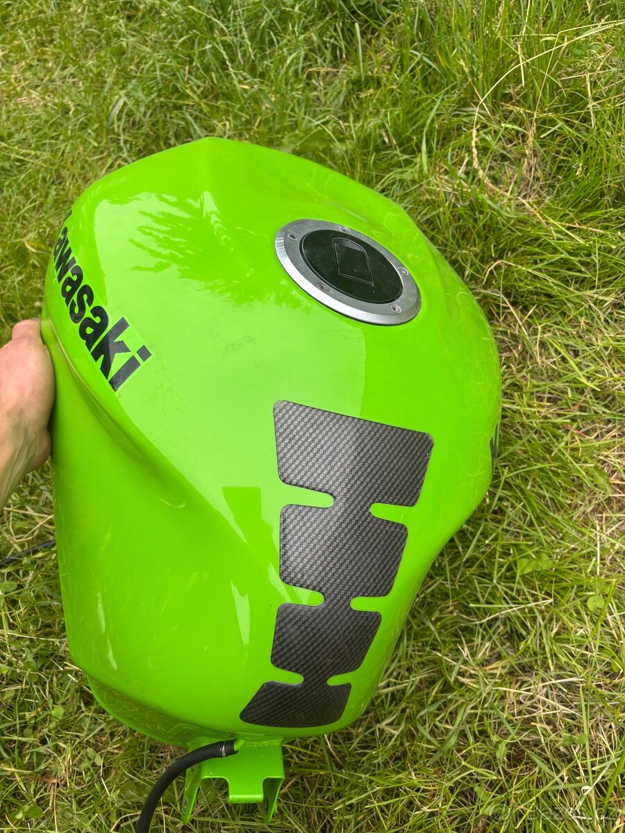 Nadrz a cerpadlo na Kawasaki Zx6R Ninja 03-04
