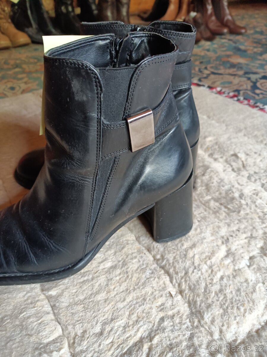 Kotníkové kožené kozačky vel.38
