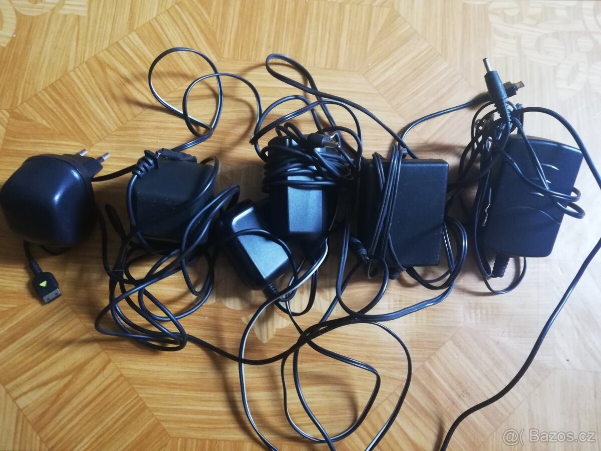 Mobilní telefony + nabiječky
