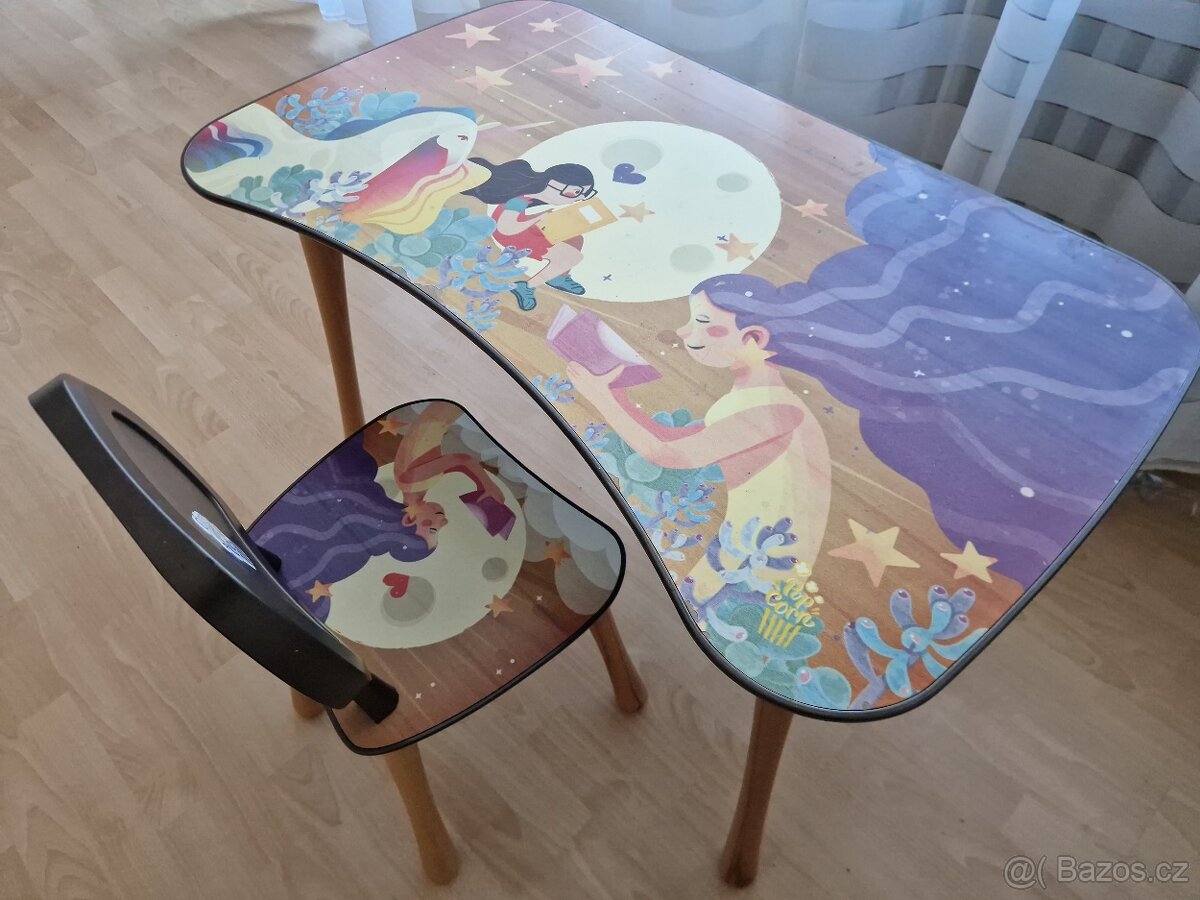 Dětský psací stůl a židle s pohádkovým motivem