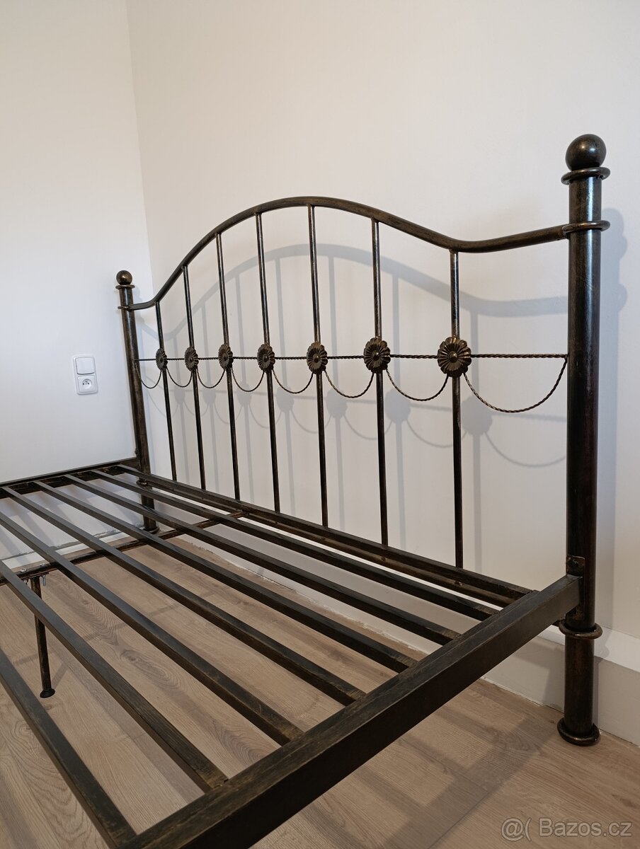 Kovová ručně zdobená manželská postel 180x200