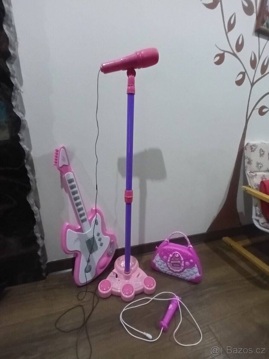 Dívčí kytara, mikrofon, kabelka reproduktorem a mikrofonem