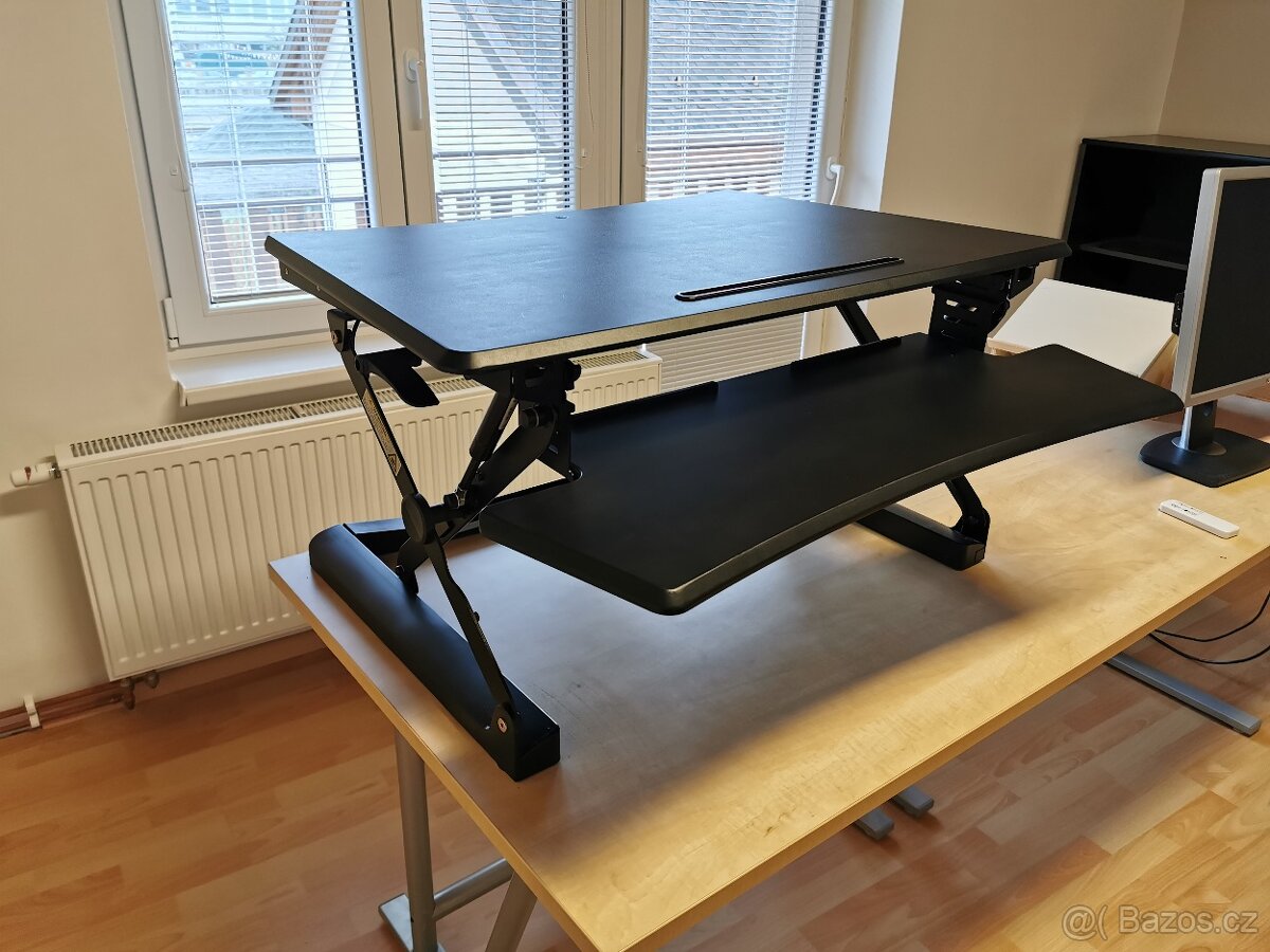 Polohovací kancelářský stůl