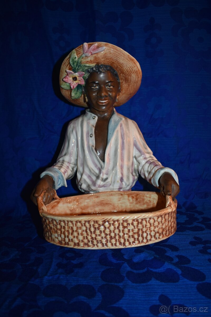 Porcelánová soška - Černošský sběrač