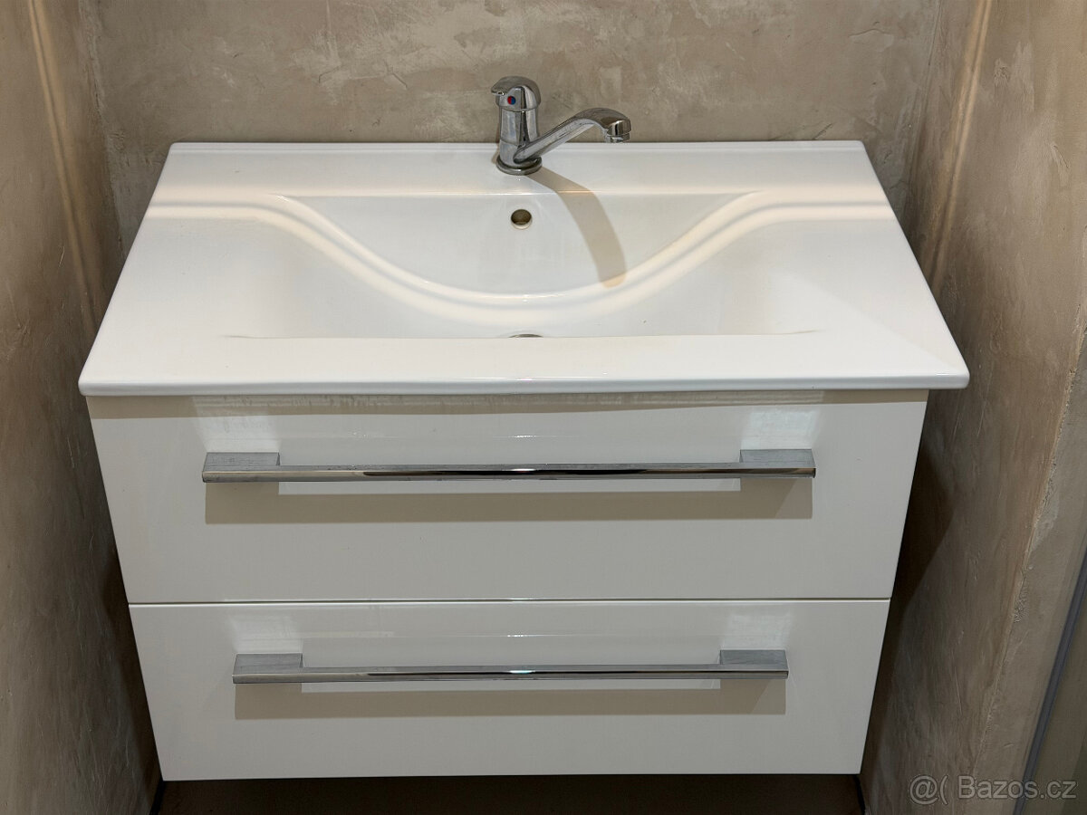 Skříňka s umyvadlem a baterii, šířka 768 mm