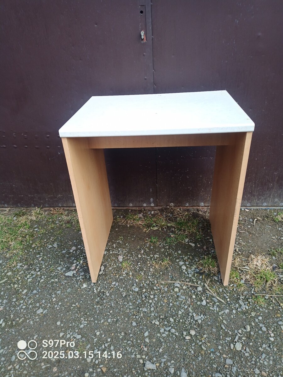 Stolek pod PC
