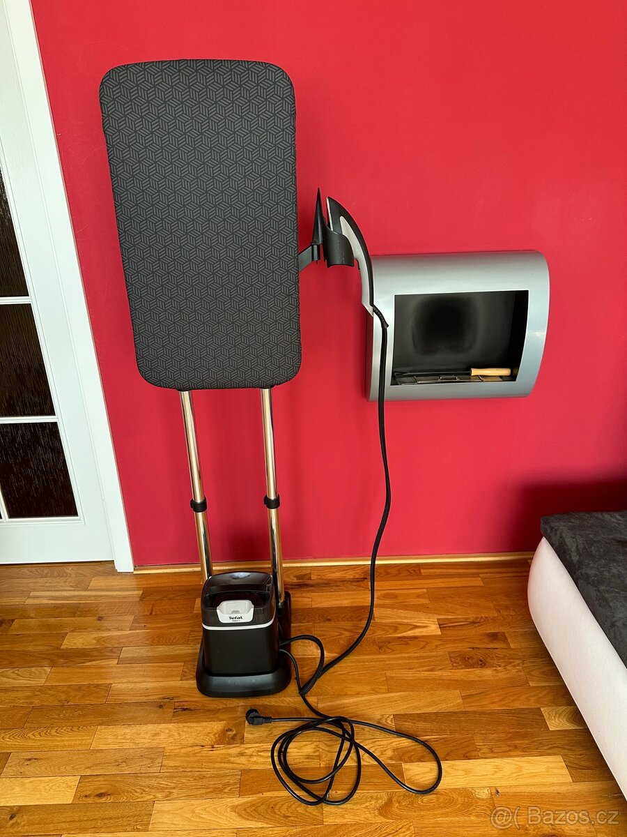 Stojanový napařovač oděvů Tefal Ixeo+ QT1510E0