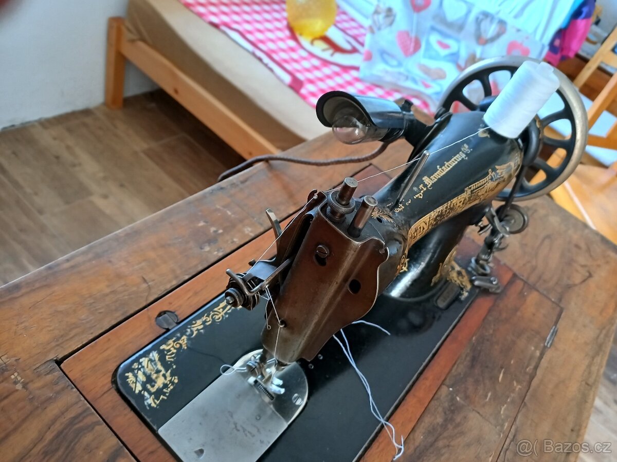 Funkční šicí stroj.