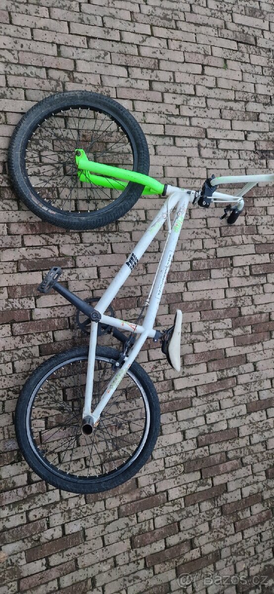 Bmx kolo prasklá zadní duše