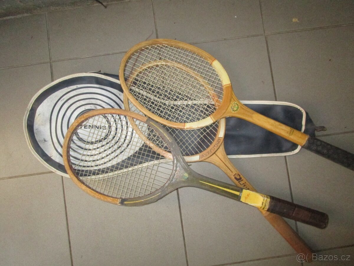 starší dřevěné tenisové rakety