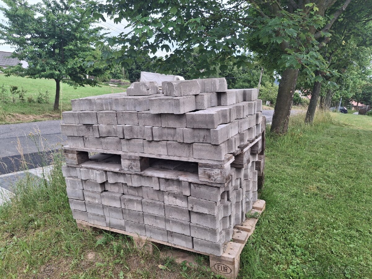Zámková dlažba "íčko", výška 8cm, šedá
