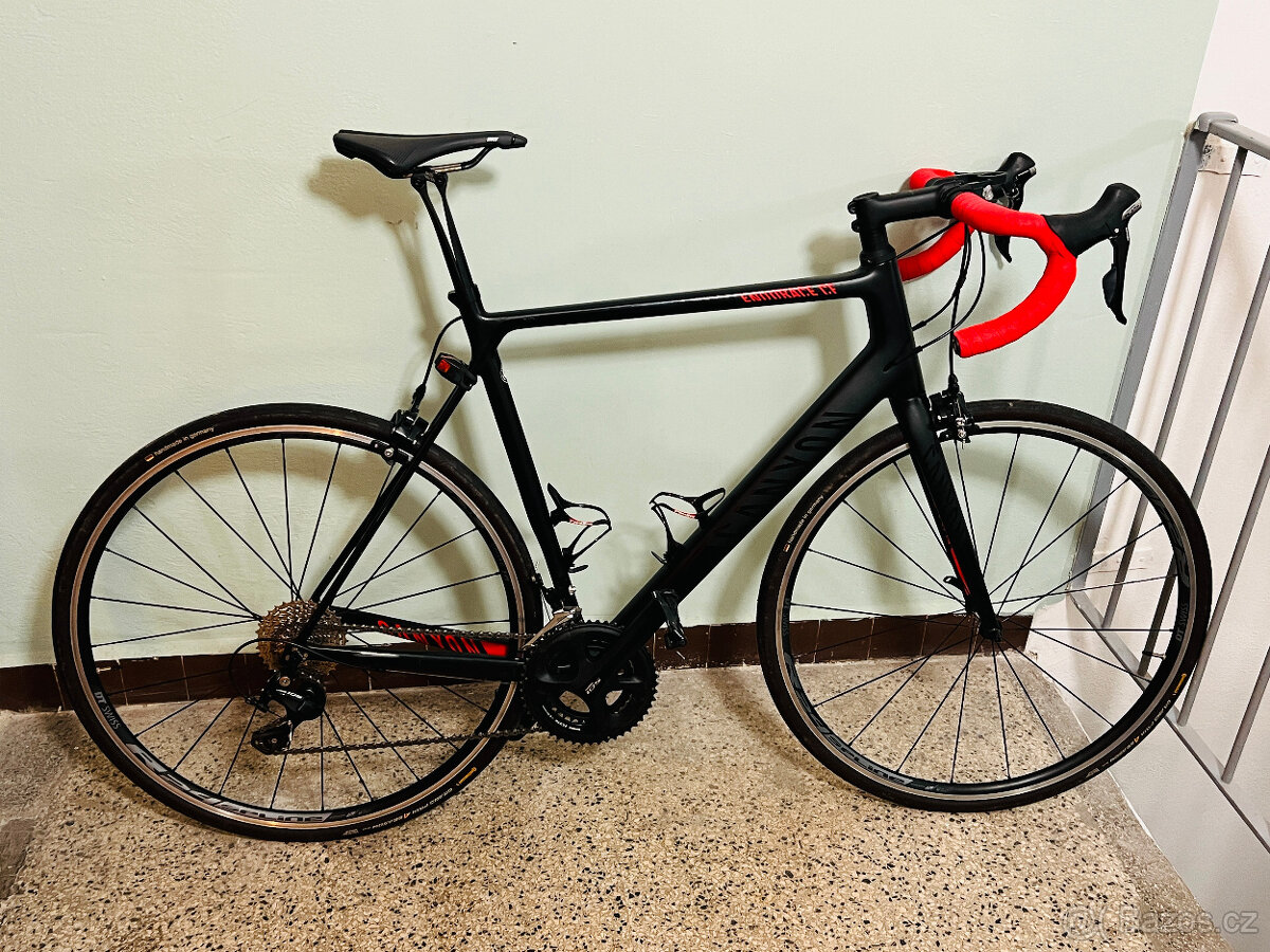 KARBONOVÉ SILNIČNÍ KOLO: CANYON ENDURACE CF