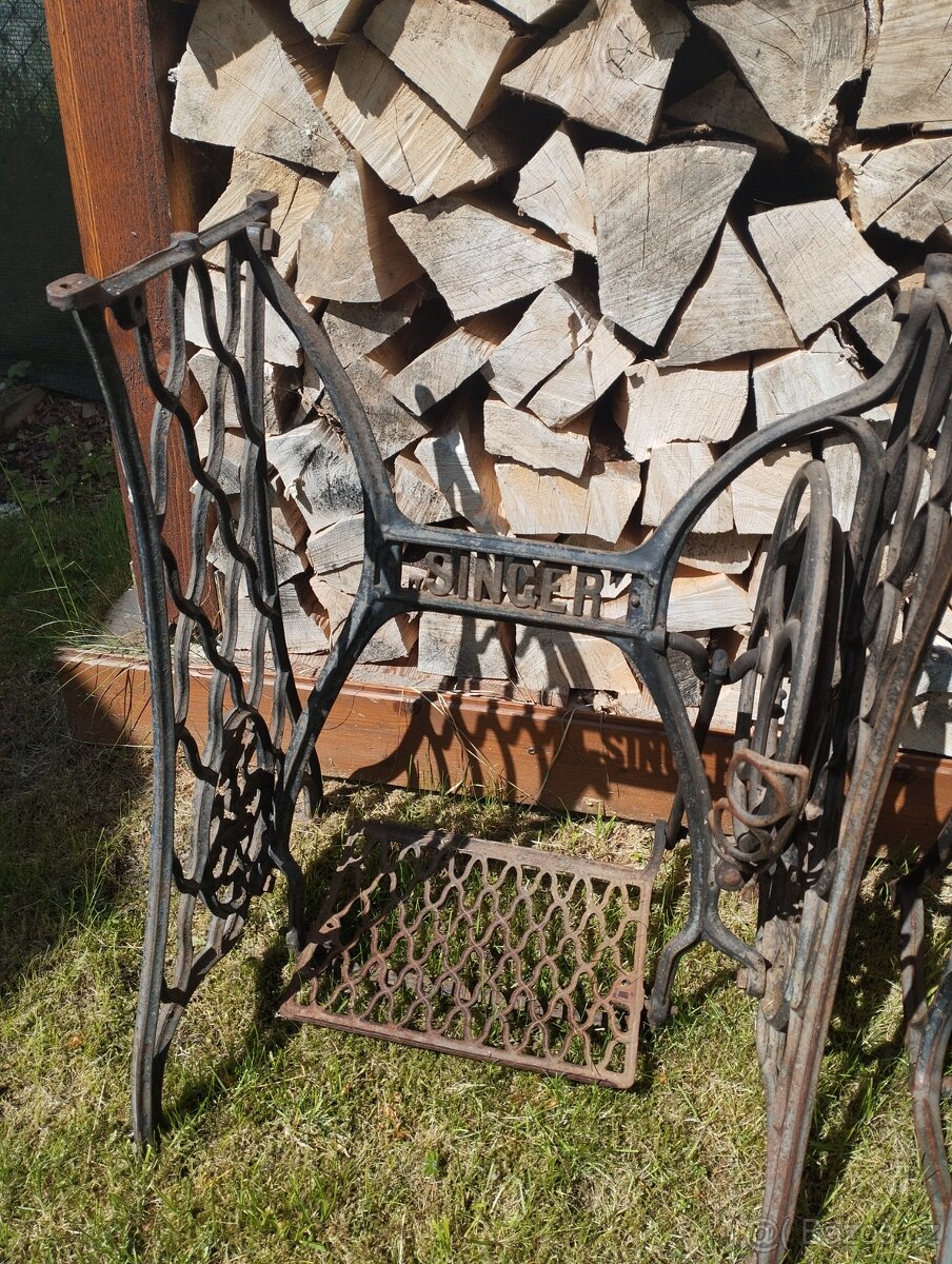 Podstavec/ stojan ze šicího stroje (4 ks)