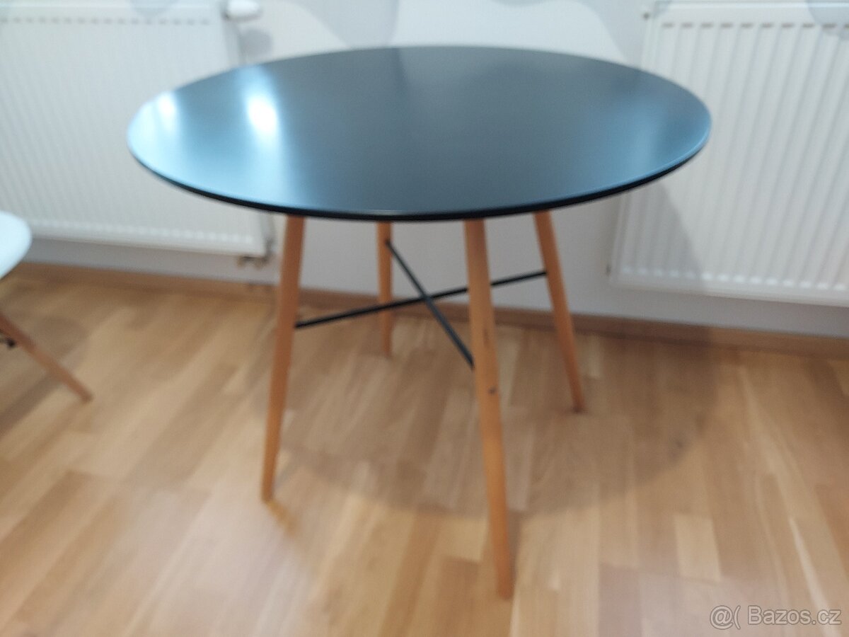 Kulatý stůl a židle