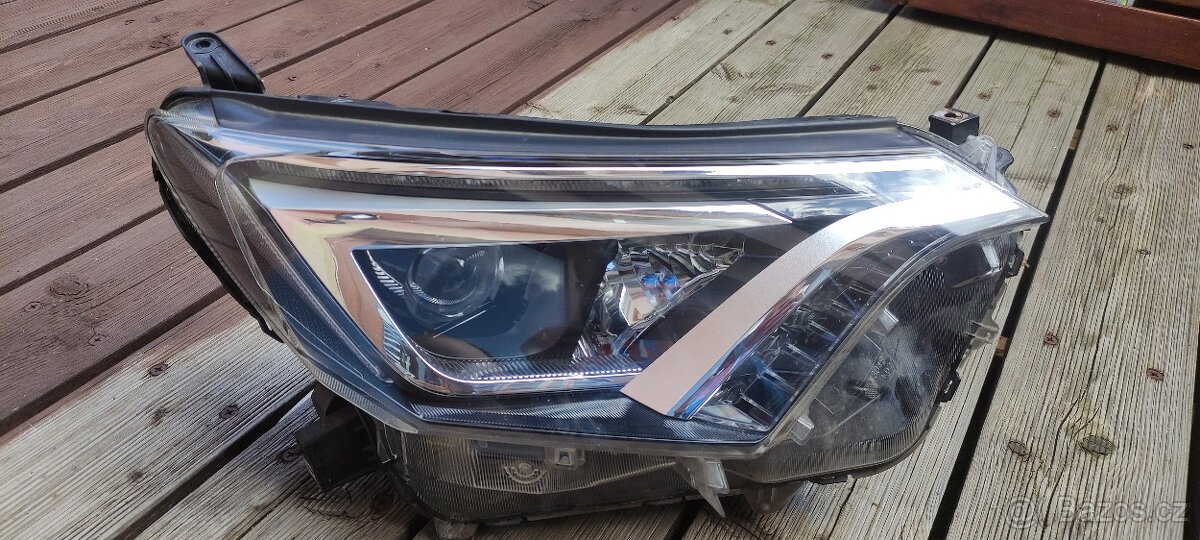 Toyota RAV4  pravé světlo.
