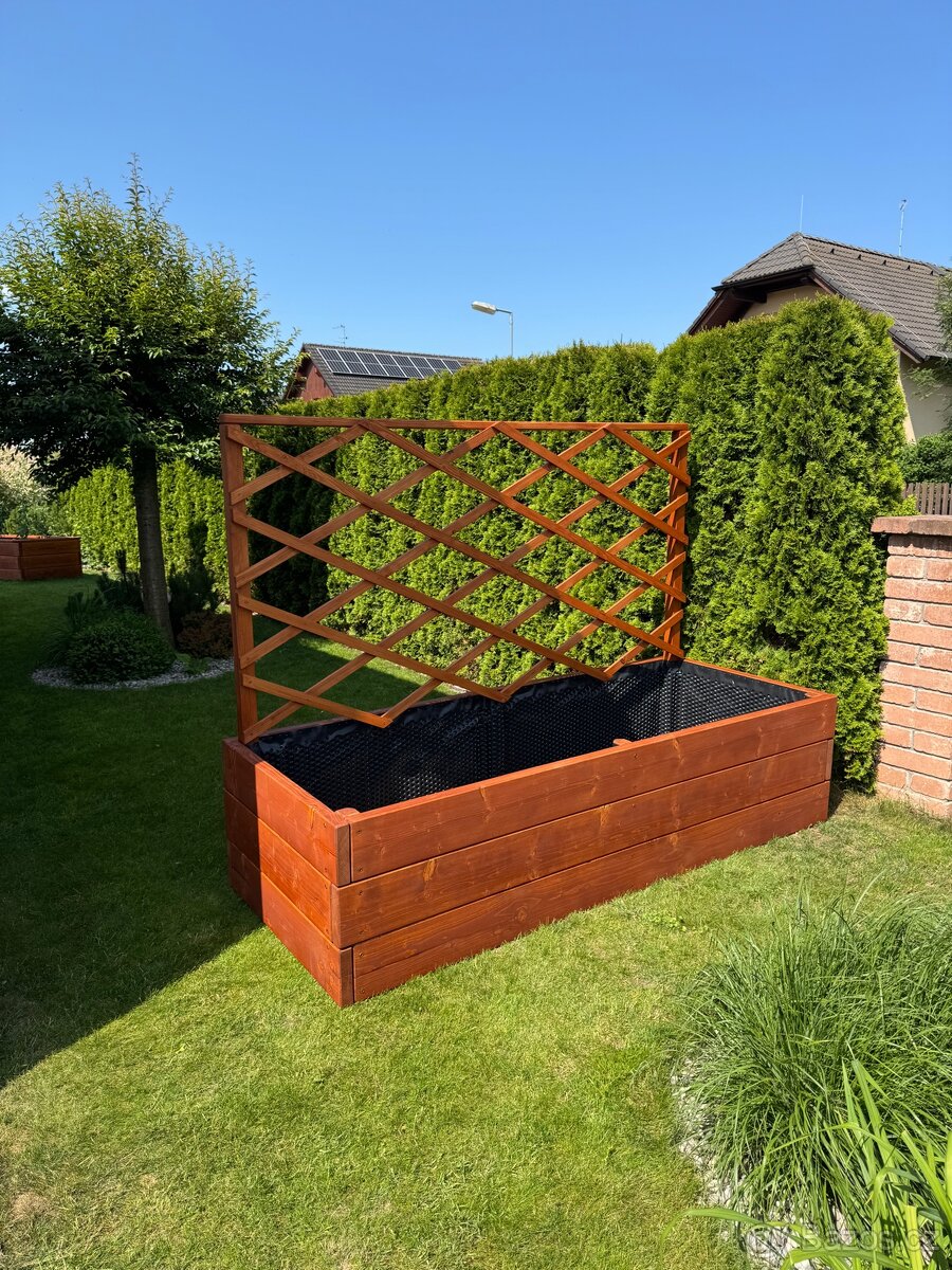 Vyvýšený záhon se zástěnou