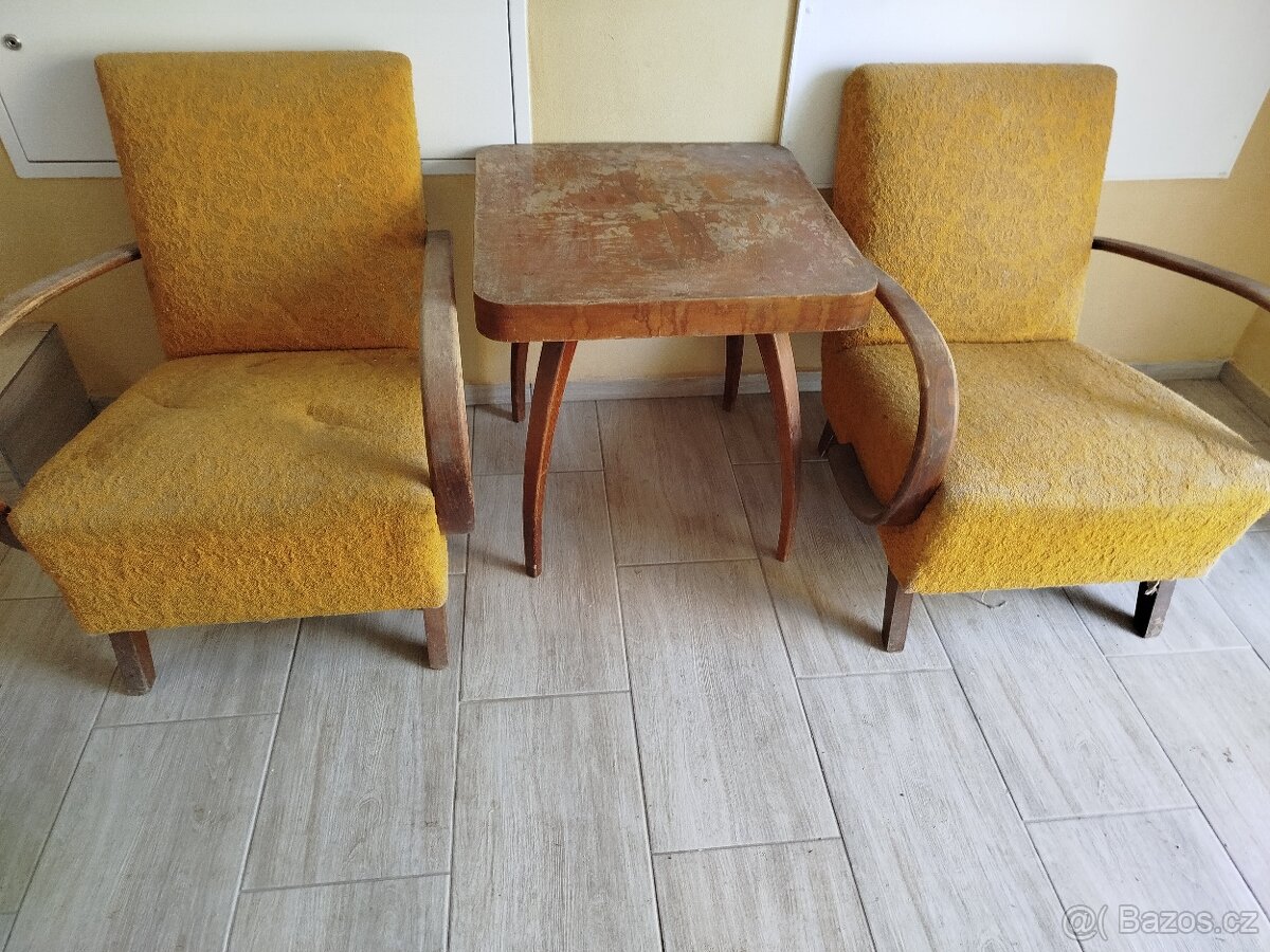 Křesla Halabala a stůl pavouk