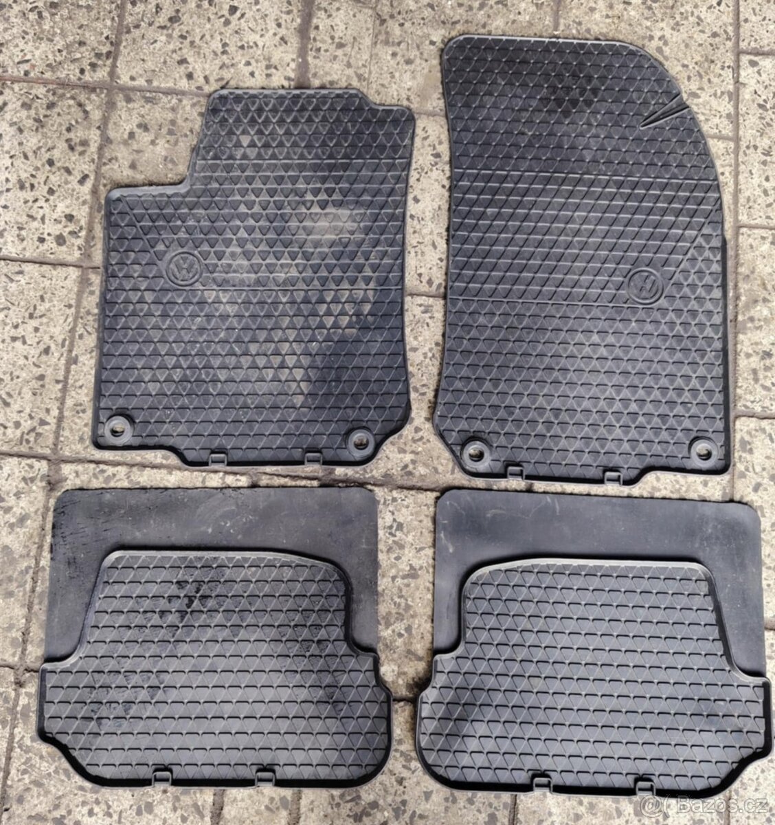 prodám gumové koberečky do VW Golf 4