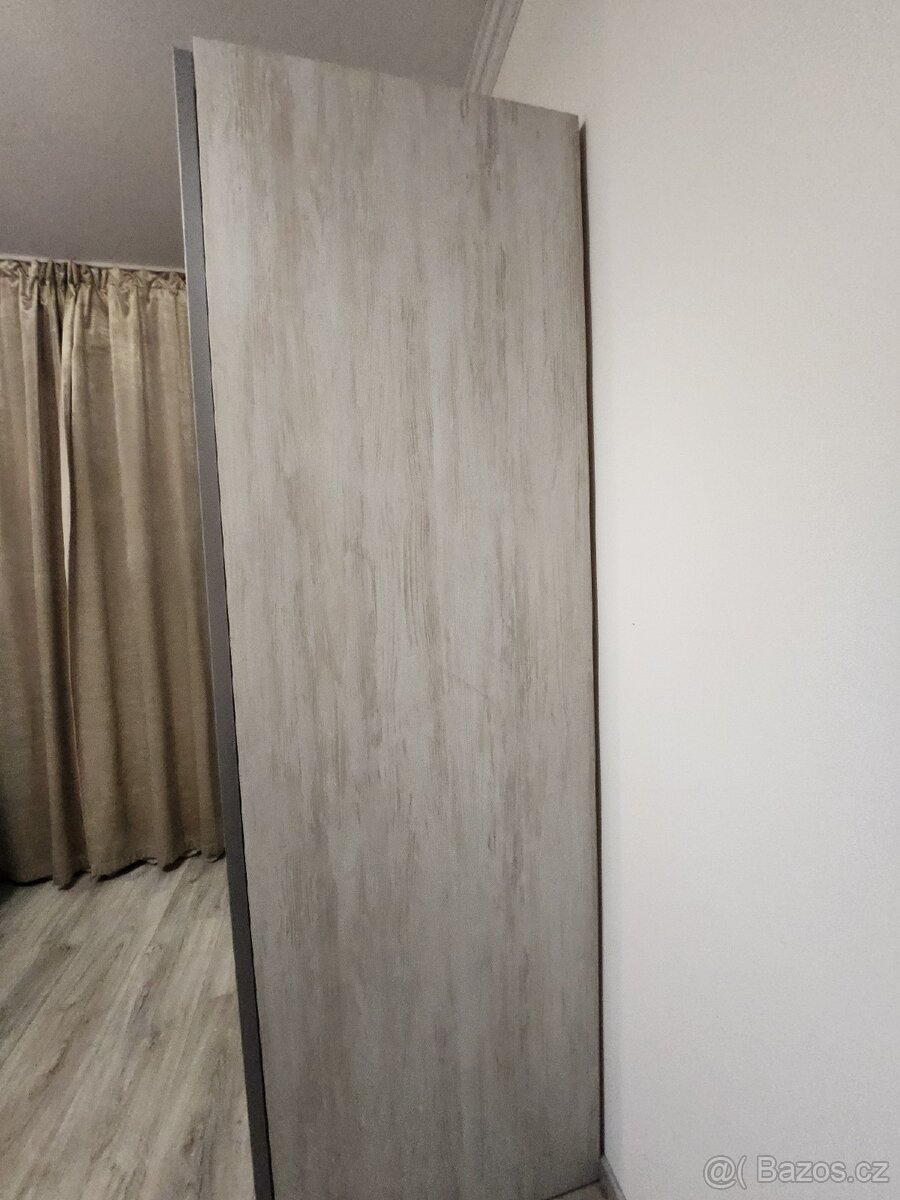 Moderní šatní skříň s posuvnými dveřmi – NOVÁ