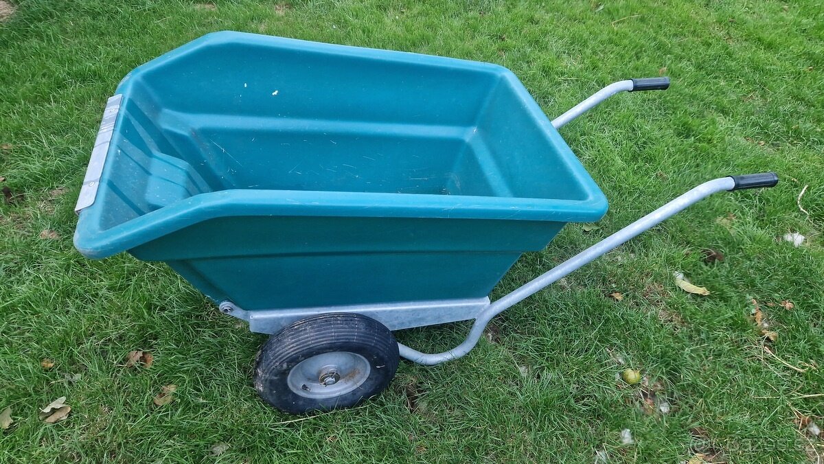 Výklopný dvoukolový vozík 250l v hodný do stájí