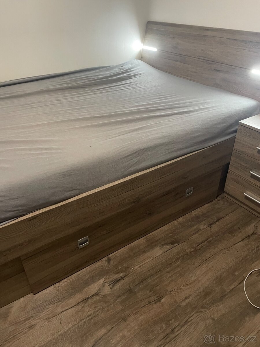 postel, rošt a matrace, noční stolek