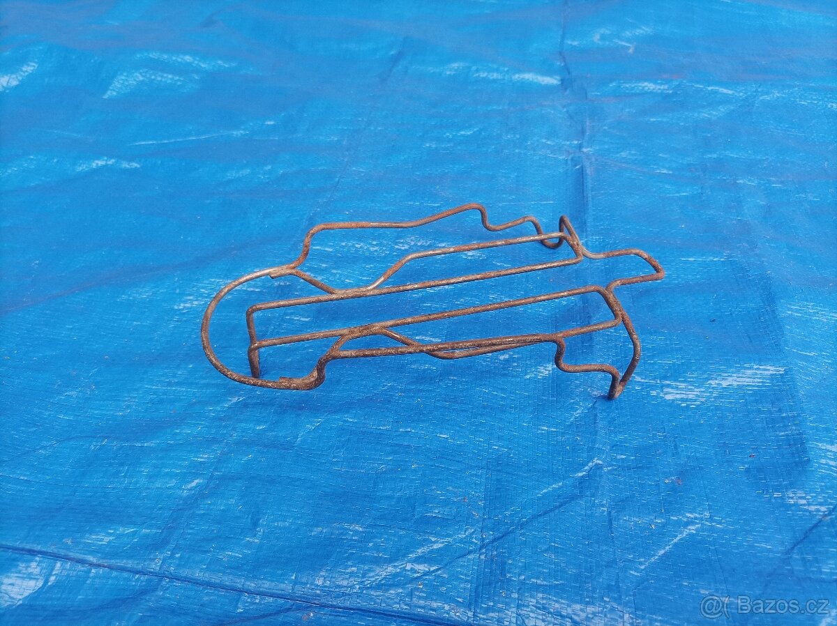 Kovový stojánek pod starou žehličku