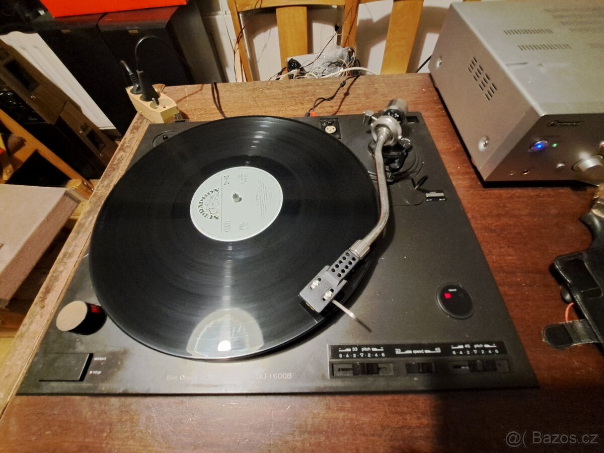 Gramofon DJ-I600B plně funkční.