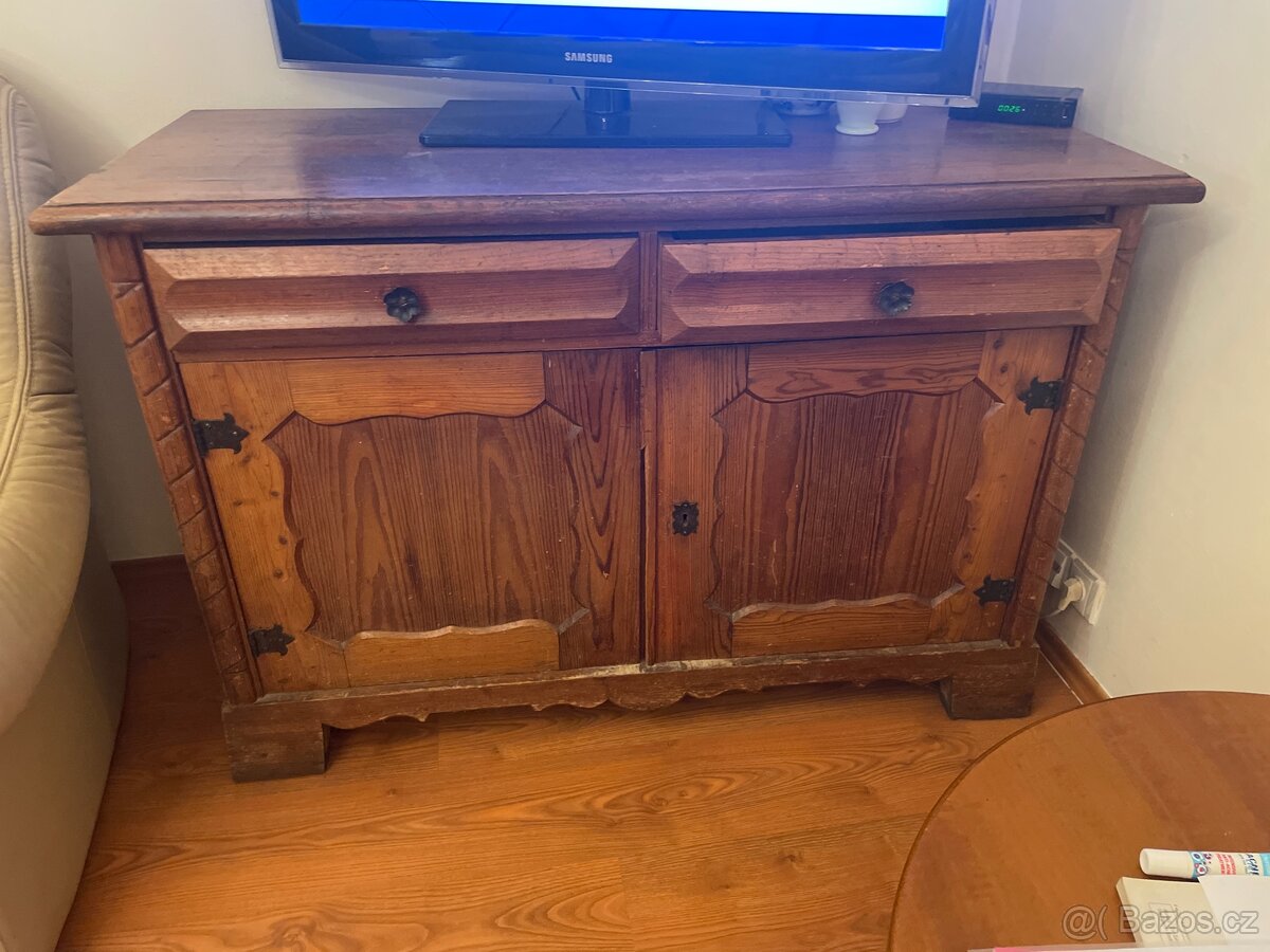 Komoda starožitná, vyřezávaná
