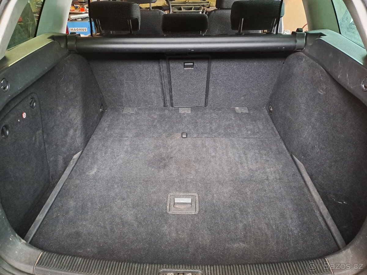 VW Golf 6 Combi kompletní interiér  kufru