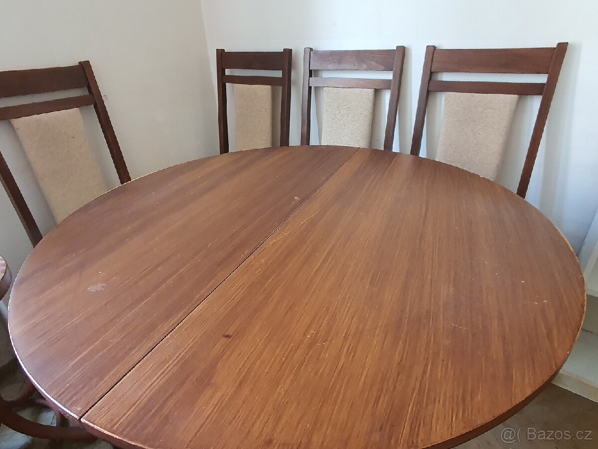 jídelní stůl 95cm a 4 židle.