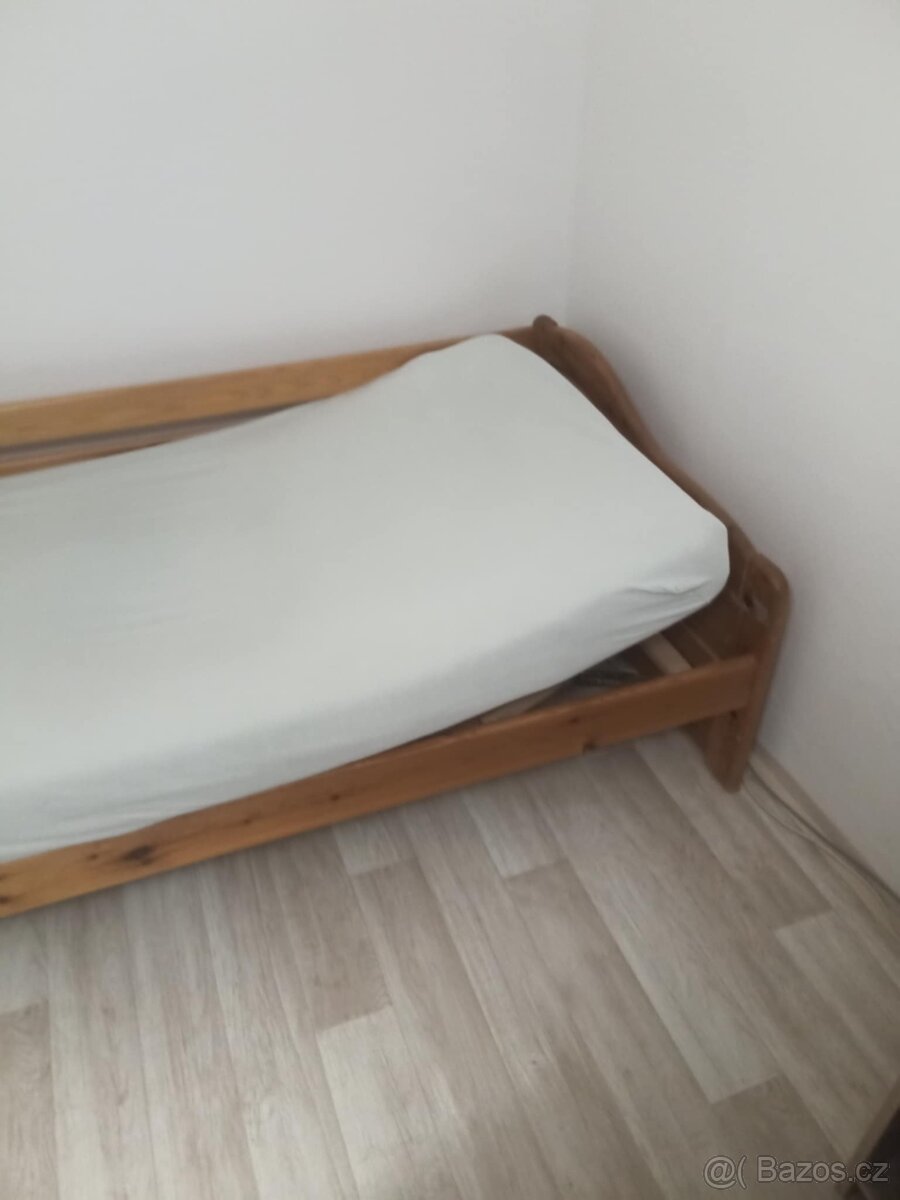Dřevěná,polohovací postel s roštem a matrací
