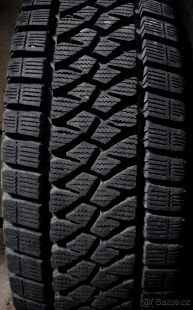 ZIMNÍ PNEU 215 75 16-C BRIDGESTONE VČ.DISKŮ FORD TRANZIT