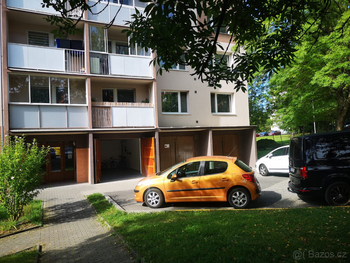 PRODEJ PROSTORNÉ GARÁŽE VE SLAVIČÍNĚ