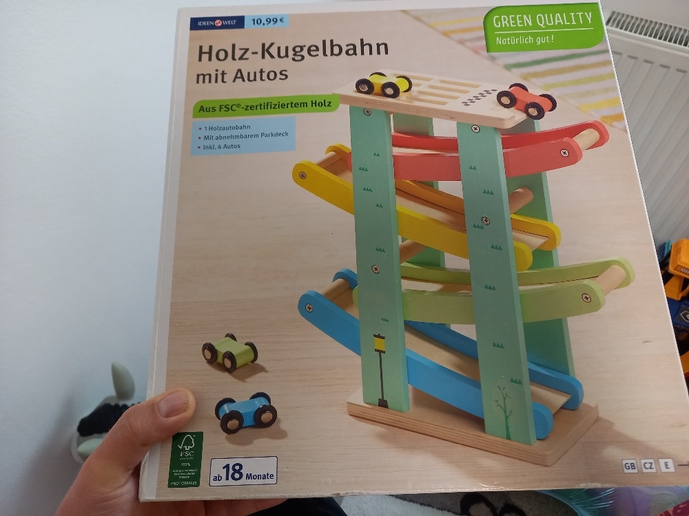 Dřevěná kuličková dráha s autíčky
