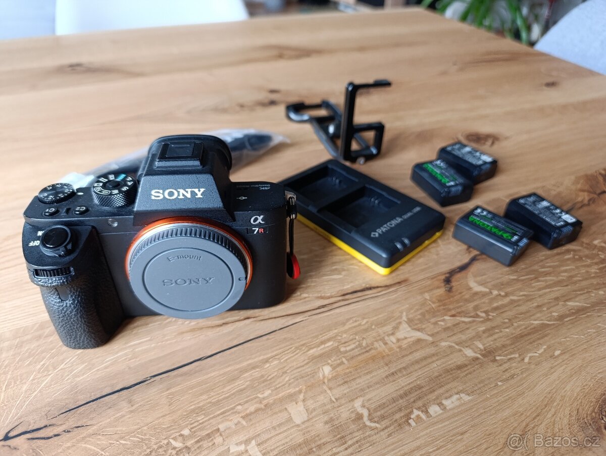 SONY A7RII + 4x baterie + kovový grip