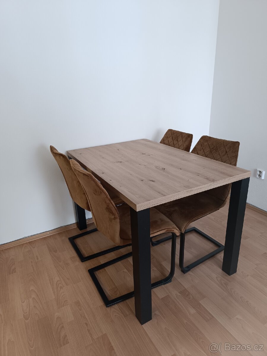 Jídelní stůl+4 židle