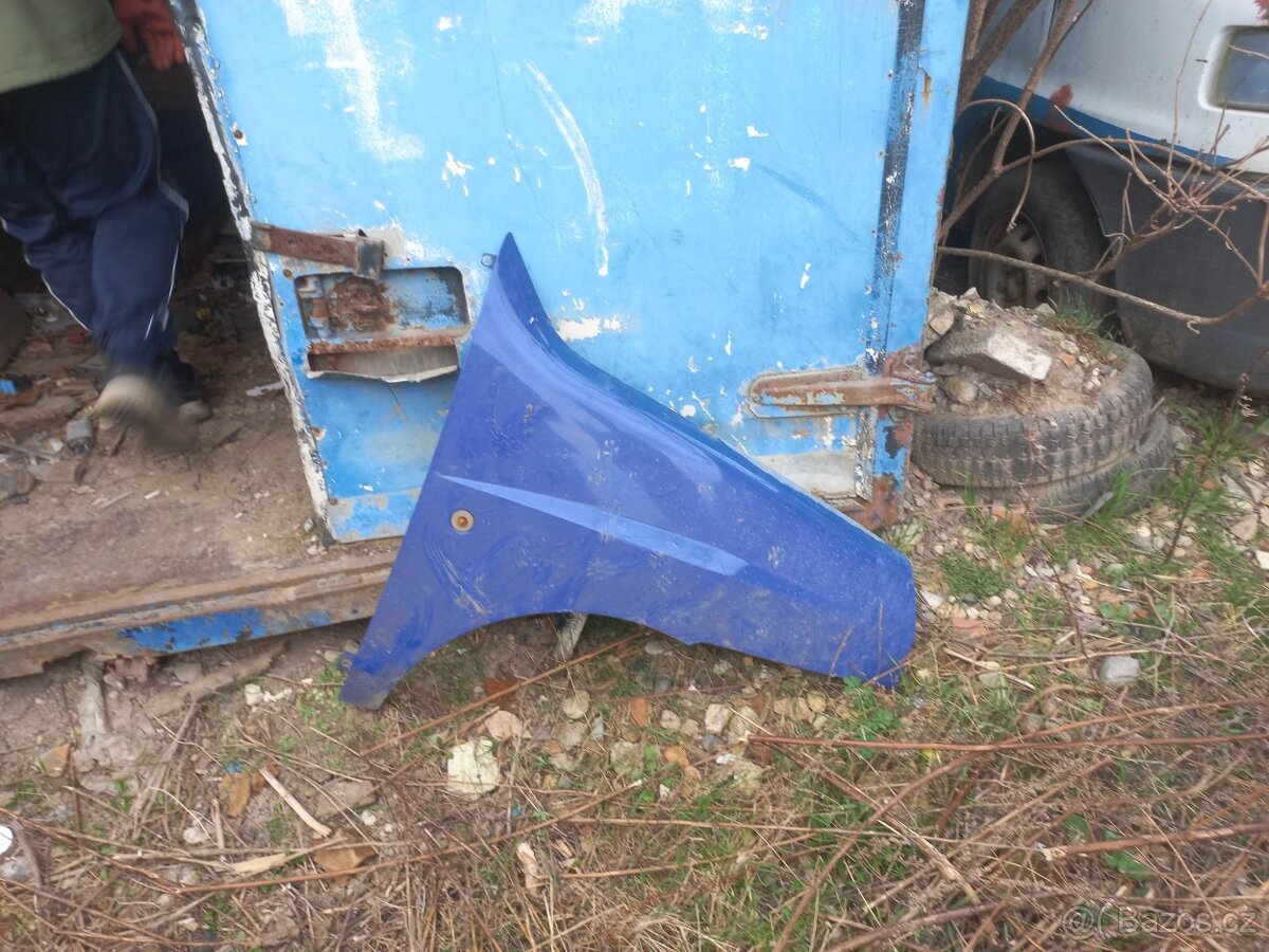 Fiat Doblo rv. 1998 pravý přední blatník