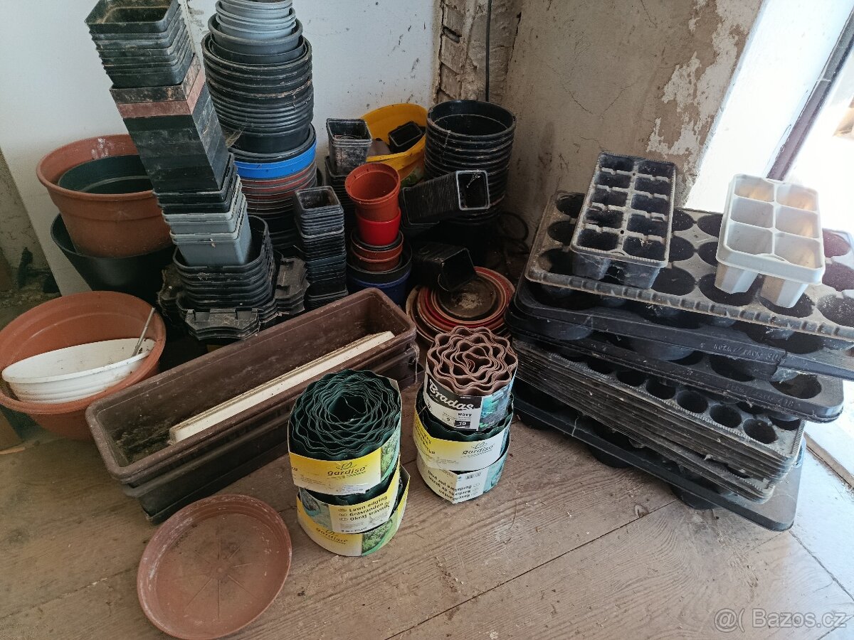 Mix květináčů, obrubníků, sadbovačů za celkem 200 Kč