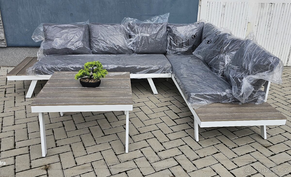 Zahradní lehátko ve tvaru L