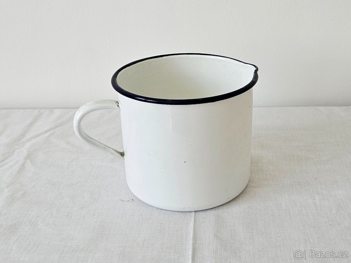Starý smaltovaný bílý hrnec SFINX s výlevkou