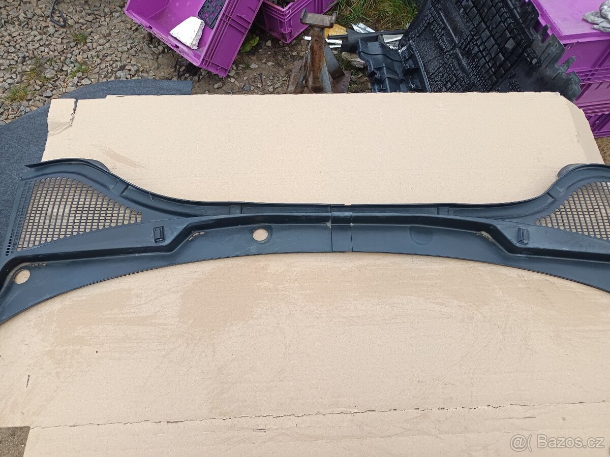 Prodám. Plastový kryt pod stěrače - torpédo  Škoda Octavia 3