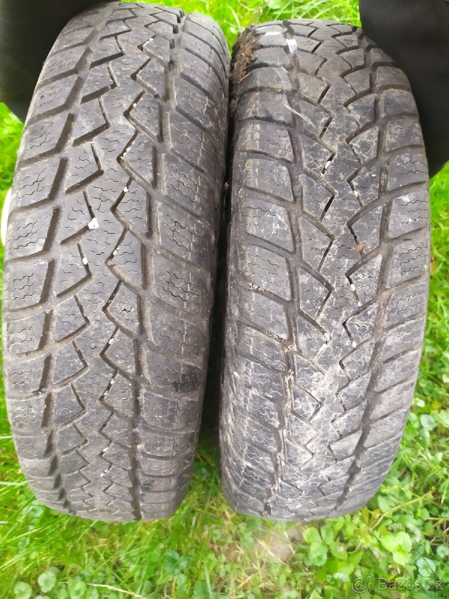 Twingo dva kola co zbyly...145/70 R13 zimní cena za oba