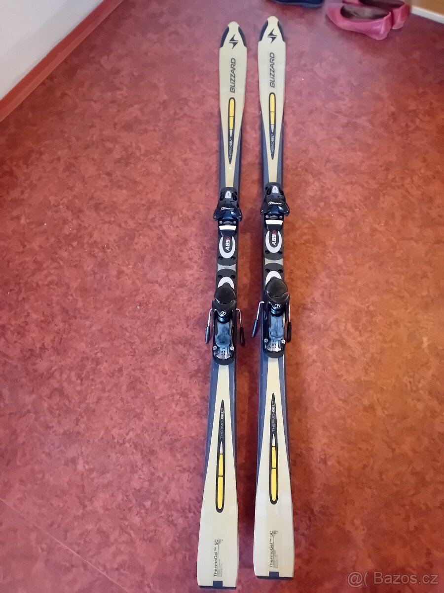 Sjezdové lyže 180cm, poloměr 18 m