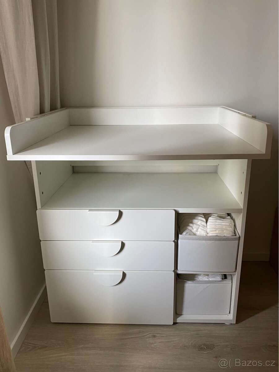 Bílý přebalovací stolek se šuplíky IKEA SMÅSTAD
