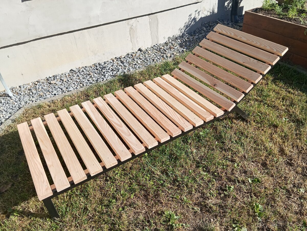 Lehátko z modřínu a kovu