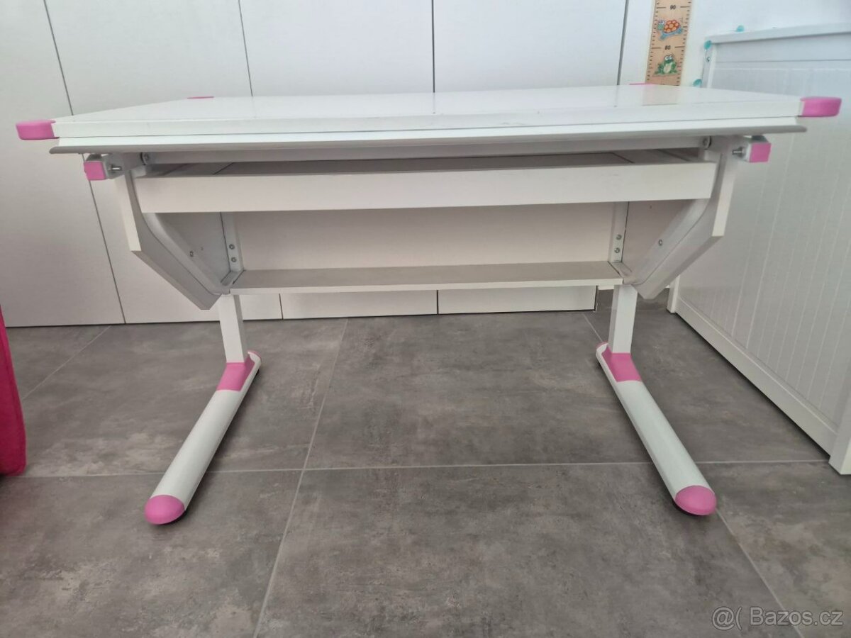 Dětský psací stůl výškově stavitelný
