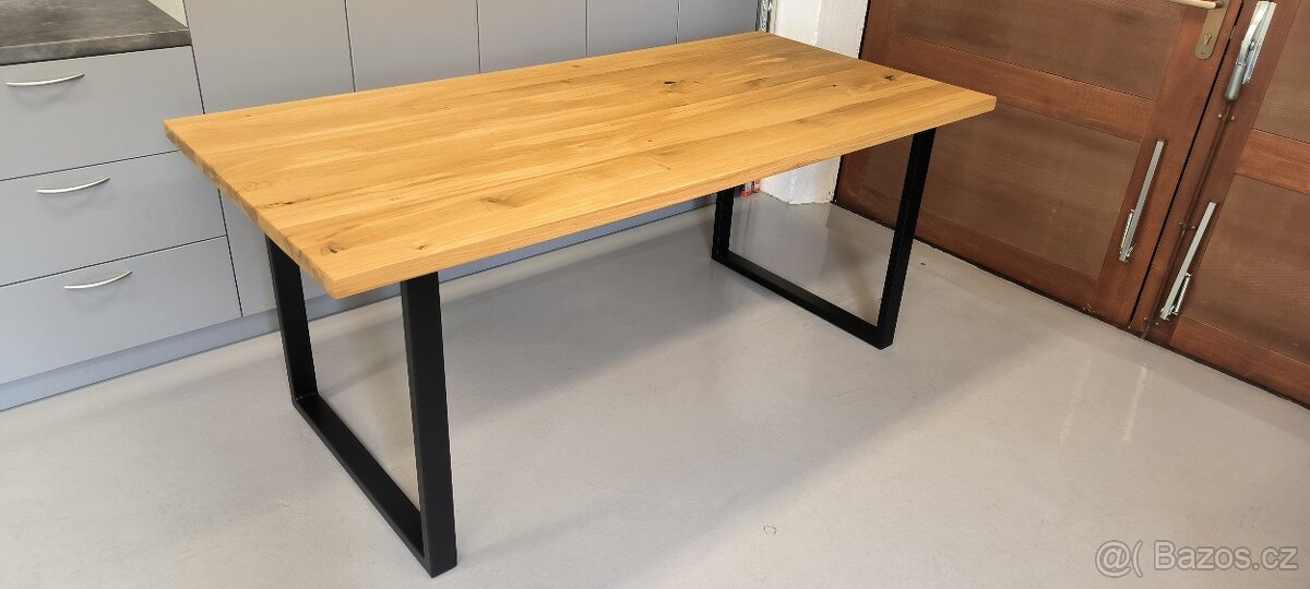 Dubový jídelní stůl